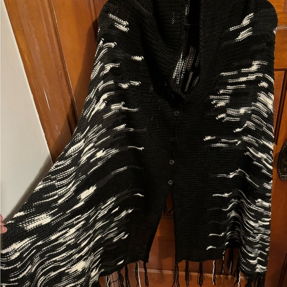 LuLaRoe Mimi Poncho Limited Edition - Picture 3 of 6